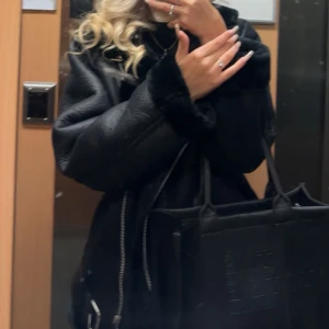 Svart skinnjacka med dragkedjor - Snygg svart skinnjacka med dragkedjor och bälte i midjan. Jackan är värd 800kr från NAKD och kan gå ner i pris vid snabb affär❤️