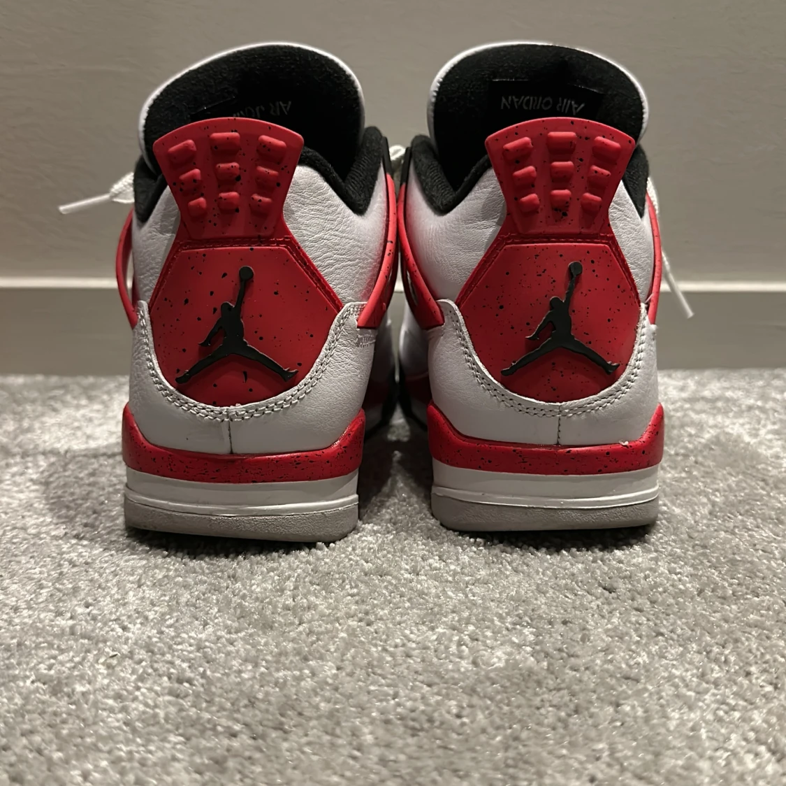 Nike Air Jordans i vitt och rött - 3