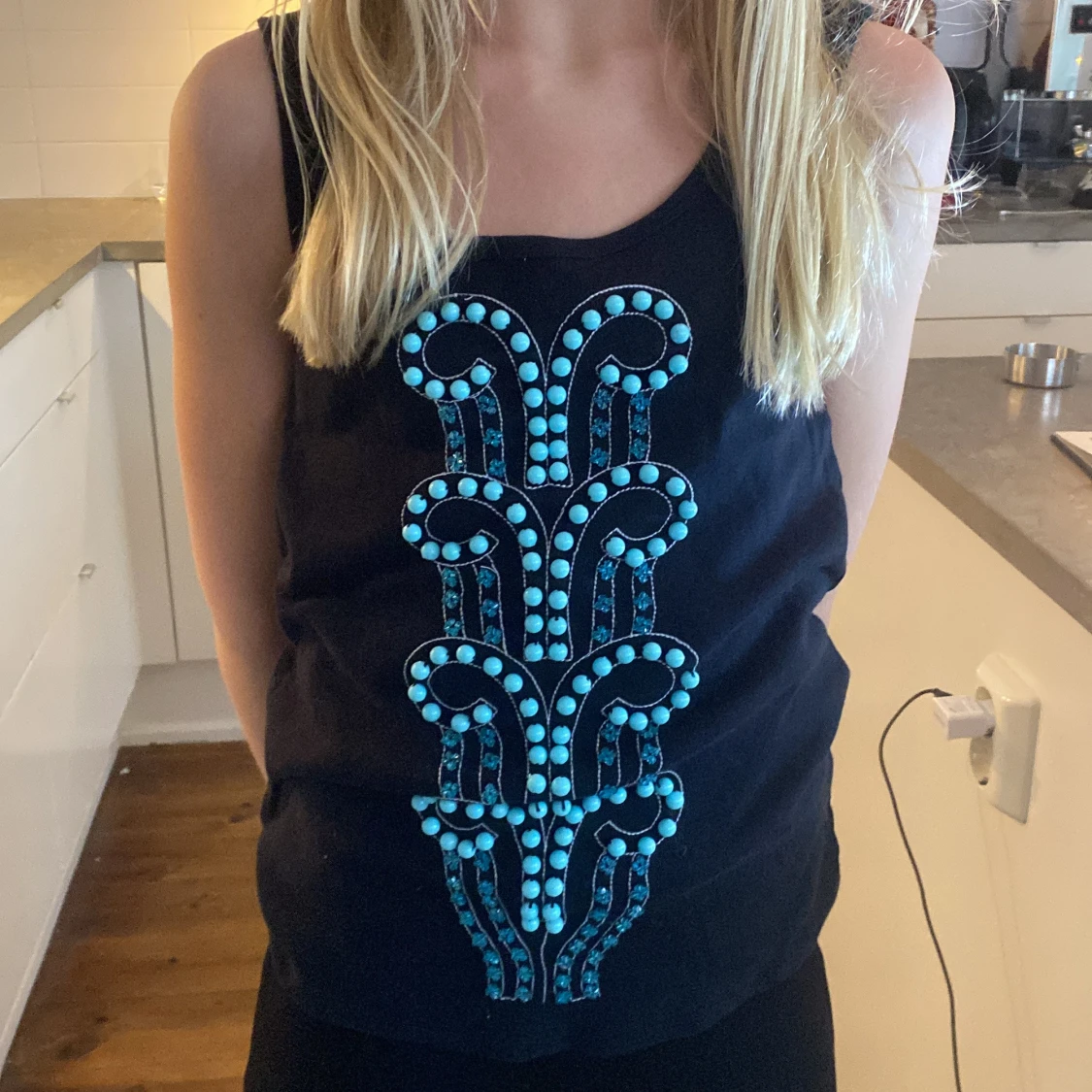 Svart linne med blått mönster - 2