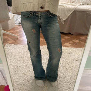 Low waist jeans  - Säljer ett par blå low waist jeans med slitningar från Only i storlek 38❣️