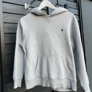 Ralph lauren hoodie  - Säljer denna snygga Ralph lauren hoodie i storlek L (barnstorlek), den är i bra skick med inga hål eller defekter. Det enda är att den har tecken på användning men i stora hela bra skick. Tveka inte på att kontakta vid frågor💬. Följ gärna för fler kläder med bra priser.