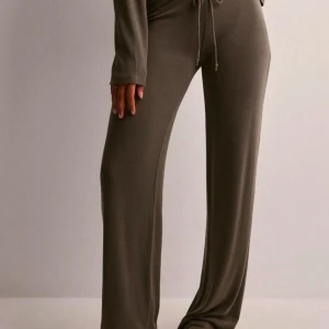 Jättesköna byxor från nelly i färgen taupe💞nyskick😍 - Säljer dessa byxor från nelly storlek S. De är väldigt sköna och bekväma🥰nypris 350💞