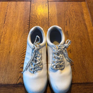 Vit arbetsko från Sanita.  - Säljer ett par vita arbetsskor från Sanita med snörning och en stilren design. Skorna har en bekväm passform och är perfekta för vardagsbruk. Sulan har ett bra grepp och har även en stålhätta i fram som tål det mesta.