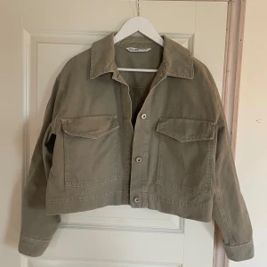 Jeansjacka från Zara - Jättefin grön jeansjacka från Zara. Jackan är lite oversize i modellen med knappar framtill och två stora fickor på bröstet. Mycket fint skick. 