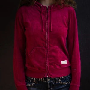 Rosa hoodie med dragkedja - Säljer en snygg rosa hoodie från Odd Molly. Den har en dragkedja framtill med väldigt söt smått virkad spetskant och en mysig huva.