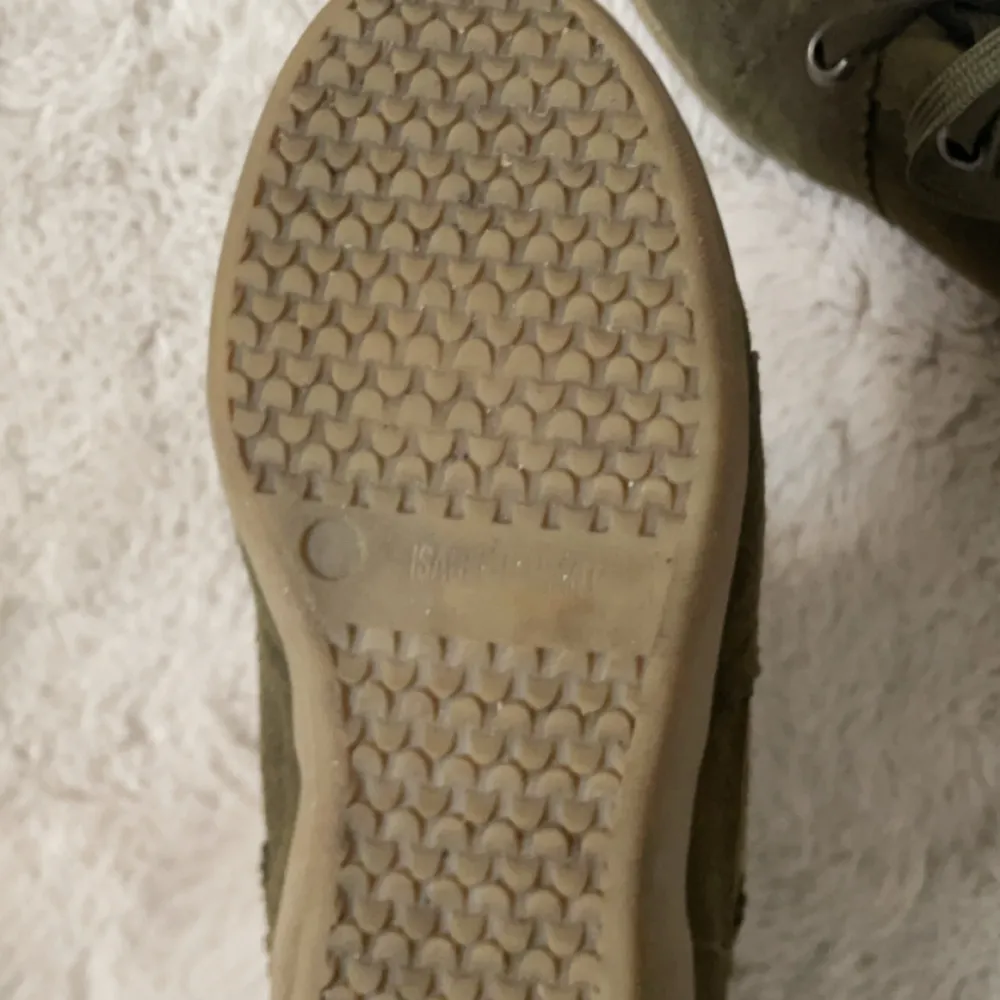 Snygga olivgröna boots i mocka med klack från isabel marant. De har en bekväm gummisula och en stilren design som passar perfekt för höst och vår. Insidan är sliten men det är inget som syns 💕. Kengät.
