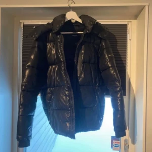 Svart pufferjacka med huva - Säljer en svart Alessandro zavetti jacka. Säljer för att den inte kommer till användning. Fel fri knappast använd. Hör av er vid frågor eller klicka på köp nu.