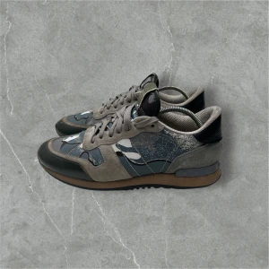 Valentino rockrunners  - Valentino rockrunners i storlek 41 men passar 42 Dom är fint skick förutom defekterna i hälarna Pris 1600kr | Ingår endast skorna