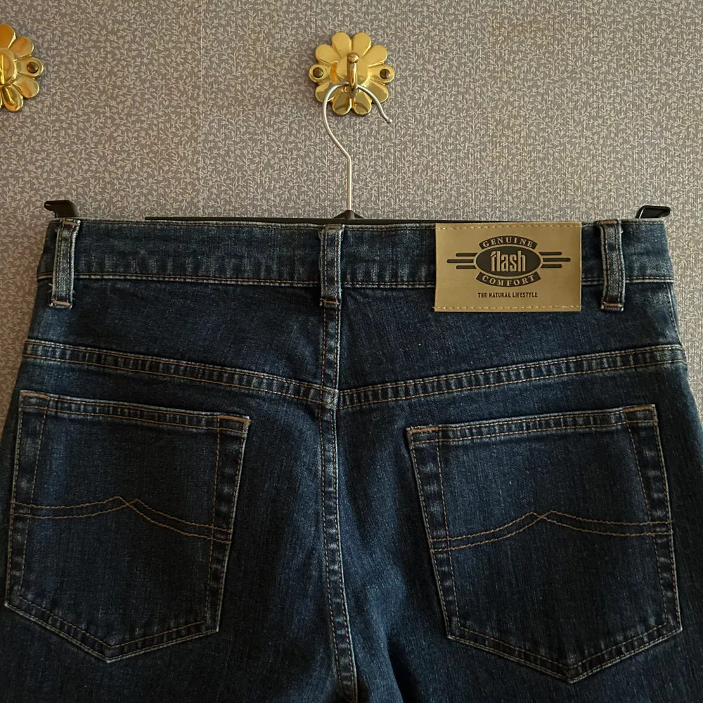 Snygga mörkblå jeans från Flash med klassisk femficksdesign och knappgylf. Perfekta för en avslappnad stil. De har en rak passform och är tillverkade i slitstarkt denim.. Farkut & Housut.