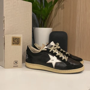 Svarta sneakers från Golden Goose - Jag säljer min golden goose ballstar. Det är ett par svarta sneakers i storlek 41 passar 42.  Äkthetsbevis finns