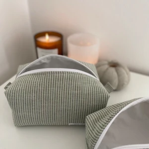 Randig necessär i bomull - Säljer en superfin handgjord necessär i bomull. Perfekt för att hålla ordning på dina småsaker hemma eller på resan. Storlek 20x12x9