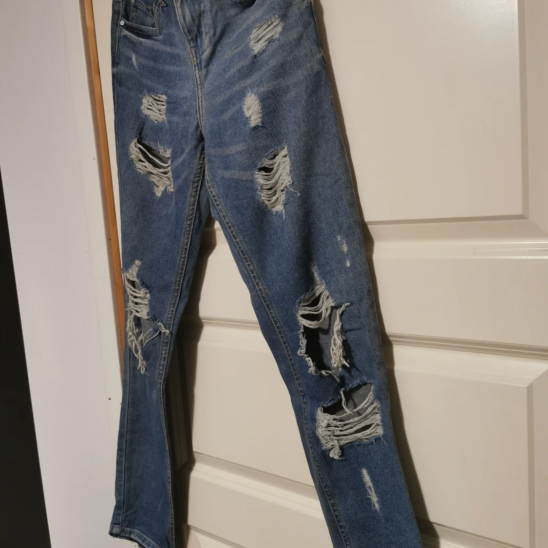 Blå slitna jeans från Terranova - 93