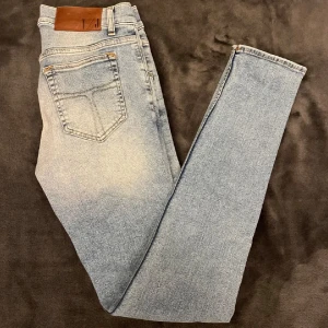 Tiger Of Sweden Jeans - Ljusblåa Tiger Of Sweden jeans i modellen Slim. Byxorna är i storleken 29/32 och i mycket bra skick. Hör av dig om du har några frågor eller funderingar😁