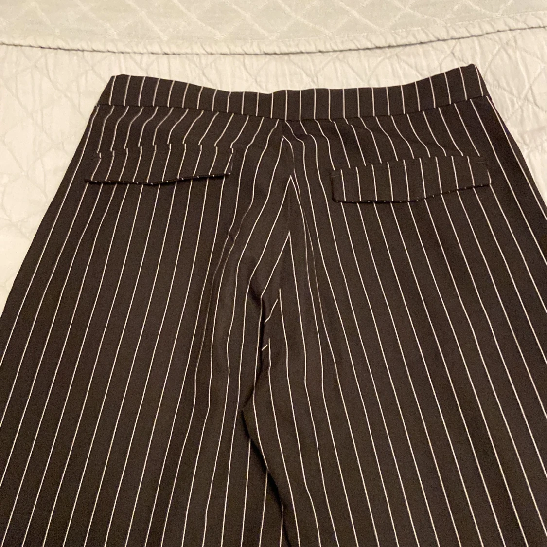 Svart- och vitrandiga byxor från Kappahl - 91