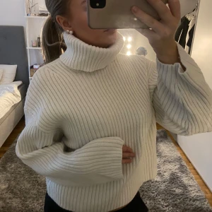 Vit ribbad polotröja - Säljer en supermysig vit ribbad polotröja som är perfekt nu för vintern. Tröjan är i mycket bra skick även fast den är använd. Storlek xs! Köpt på hm för flera år sedan. 💓💓💓