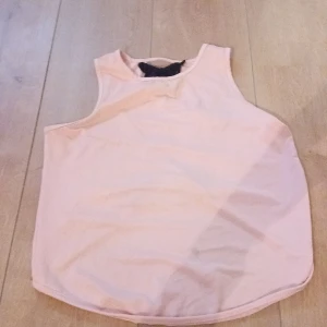 Rosa omlottopp - Säljer en söt rosa tränings tröja som aldrig har blivit andvänd perfekt till en varm sommardag och ska utt och träna.