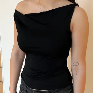 Topp - Söt topp för en utekväll med ringar på båda axlarna💕