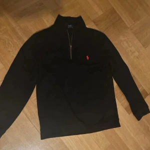 Svart tröja från Polo Ralph Lauren - En Ralph lauren half zip i top skick utan defekter. Perfekt nu till vintern/hödten. Köpt på Zalando för.  2 499 för nån månad sedan. Säljes pga att den är för liten. Kontakta om frågor