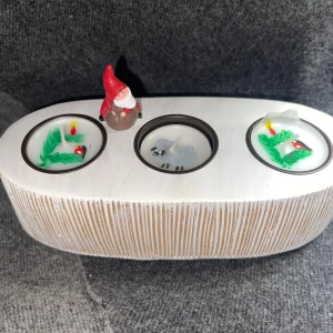Ljusstake med 3 värmeljus  - Ljusstake med handmålade värmeljus där motivet flyter med och där sitter en söt liten tomte på ljusstaken. 