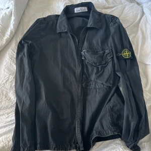 Stone island jacka  - Säljer nu denna Stone island jacka, storlek S. Billig för att jag bara vill bli av med den