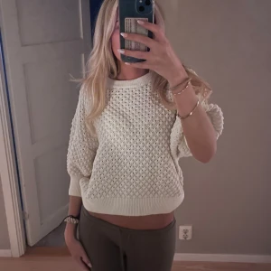 Vit stickad tröja - Säljer en superfin vit stickad tröja i ett mysigt och luftigt material. Perfekt för höst och vår! Tröjan har en loose passform och trekvartsärmar, vilket gör den både bekväm och stilren. Passar perfekt till både jeans och kjol. 🧶✨