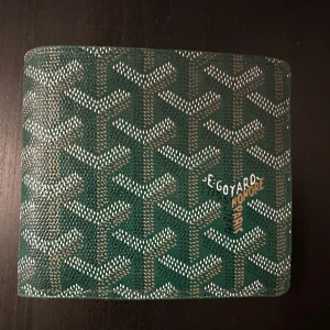 Grön plånbok med box  - Kommer med box. Aldrig använd.