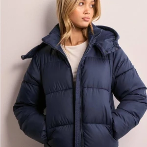 Mörkblå pufferjacka - Säljer en mörkblå pufferjacka som är perfekt för kalla dagar. Den passar perfekt för både höst och vinter. Den är från Nelly och har varit slutsåld länge, alltså så är den väldigt efterfrågad. Med tanke på att den är helt ny och aldrig använd så har jag valt att inte sänka priset för mycket. Enda anledningen till varför jag säljer den är för att jag fick tag på en annan! Om ni vill ha fler bilder på den (alltså inte bilder från hemsidan) så får ni skriva till mig så löser jag det!