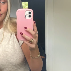 Holdit mobilskal  - Säljer mitt wavy case ifrån holdit. Använd under en kort tid så bra skick. 🩷till iPhone 12. 💕 orgpris:299