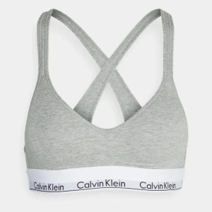 Bralette - Bralette från Calvin Klein i storlek S. Köpt från Zalando. Bralette när en vaddering (de fjärde bilden). Perfekt skick!