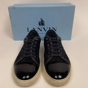 Lanvin skor  - Hej! Säljer nu dessa galet feta lanvin skor. Skorna är i superfint skick 9/10. Med skorna medföljer dustbag och extra skosnören. Hör av dig vid frågor. Uk10 passar 45