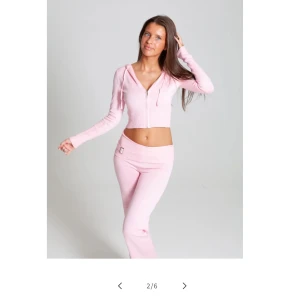 En rosa Catania sett, om du vill ha bilder skicka privat  - Den köpte jag ifrån Catania Club för 1500kr ett tag sen och jag har aldrig använt den för att den var för liten så den är aldrig använt och man kunde inte lämna tillbacka den så det är också därför jag säljer den. Priset kan  vi prata om privat 