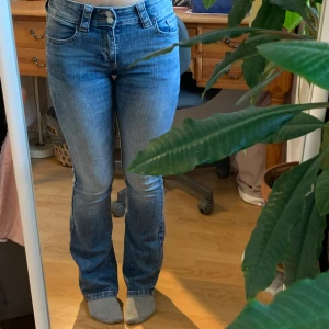 Jeans från hm - Mid/Low rise bootcut jeans från hm! Sparsamt använda! 