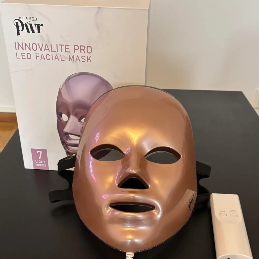 Beautypwr® InoovaLite Pro är en innovativ ljusterapimask baserad på kliniska tester som reparerar huden inifrån. Tack vara dess 348 UV-fria lysdioder och 7 olika ljusfärger får du ett intensivt salongsresultat hemma på bara 15 minuter.. Skönhet.