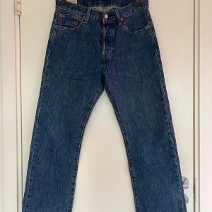 Levis Jeans 501 - Säljer Jeansen för att den är för liten. Den är använd mycket förut men är sparsamt använd och är i mycket bra skick nu. Inga skador eller liknade. 38,5 cm i midjan och 74 cm lång i innerbenet.  Storlek: W30 L30 Priset kan diskuteras😊