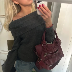 Off shoulder stickad tröja  - Så fin stickad offshoulder tröja från hm!! Storlek S