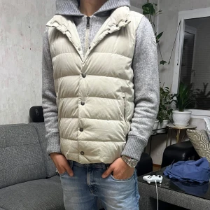 Moncler cardigan - SUPER sällsynt moncler cardigan självklart äkta!. Super bra skick, storlek 1=s men passar mindre. Modellen heter périgord giubbotto. Skriv för mer bilder elelr om du har frågor🙌🏻🙏🏽