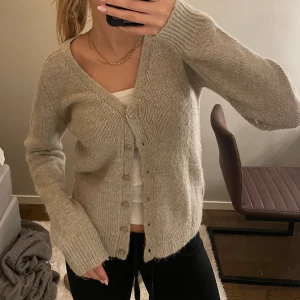 Stickad kofta  - Superfin oanvänd stickad kofta från Zara🩷