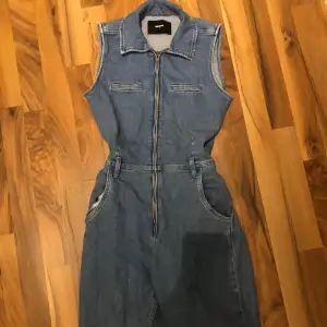 Super snygg byxdress från bikbok. Jeansmaterial med lite stretch så sitter perfekt på kroppen!❣️ Storlek S❣️ Inkluderar ett midjebälte i denim❣️