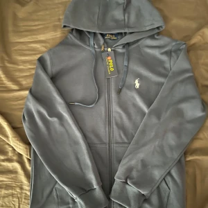 Ljus blå hoodie från Polo Ralph Lauren - Säljer en snygg ljus blå hoodie från Polo Ralph Lauren i helt nytt skick. Perfekt för höst och vår, med långa ärmar och en skön huva. Passar både till vardags och chill. Tveka inte skriva om du har några frågor. Priset kan diskuteras vid snabb affär 