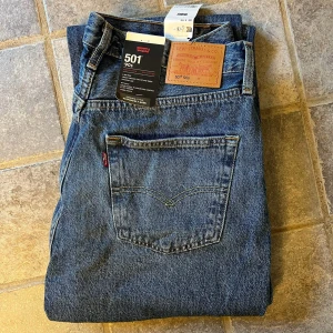 Levis 501 jeans - Klassiska Levis 501 jeans i blå denim. De är helt nya och har en straight passform. Dem är tyvärr för små för mig och ordinarie pris är 1299kr