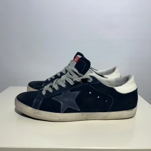 Golden Goose - Skick: 10/10 Tillbehör: Box, dust  Storlek: 44 Nypris: 5000kr 