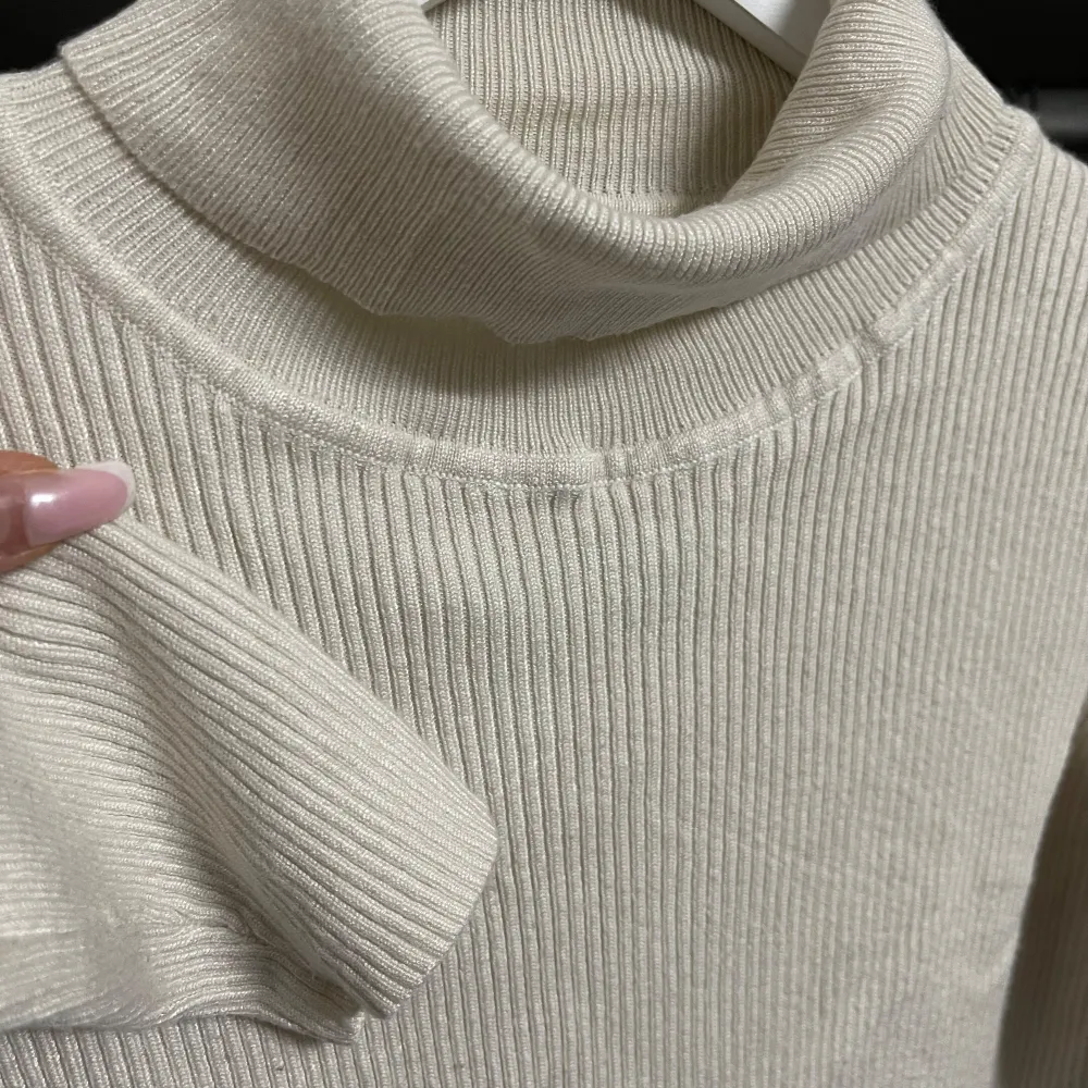 Säljer en superfin beige polotröja i ribbat material från 157. Perfekt för höst och vinter med sin mysiga och stilrena design. Tröjan har långa ärmar och en bekväm passform som passar till alla tillfällen. Ett måste i garderoben! 🍂. Tröjor & Koftor.