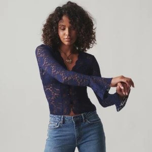 Spetstopp - Säljer denna Lace topp från gina tricot i XS, använd vid 1 tillfälle. Nypris 359. Säljer för 250kr💙