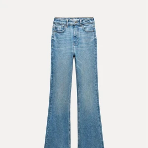 Blå bootcut jeans - Säljer ett par snygga blå bootcut jeans i jeansmaterial. De är ganska högmidjade och har en klassisk femficksdesign. Perfekta för både vardag och fest! 🕺