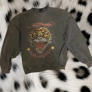 Äkta ed hardy tjocktröja❤️ - Super fin ed hardy tjocktröja som är välldigt stor i storleken, skulle säja den sitter mer som en L än en S som de står på lappen❤️
