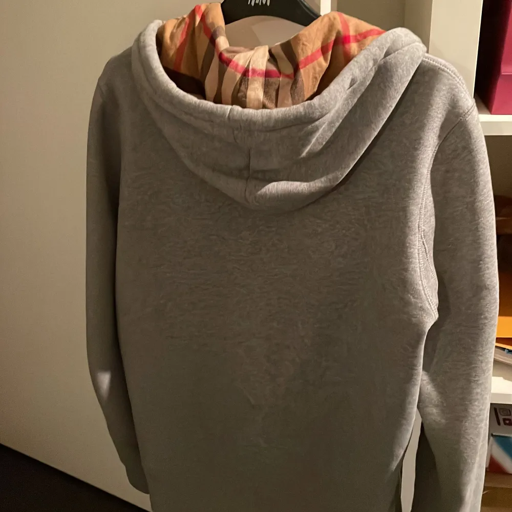 Äkta burberry hoodie i super bra skick Storlek M men passar även storlek S as bra . Hoodies.