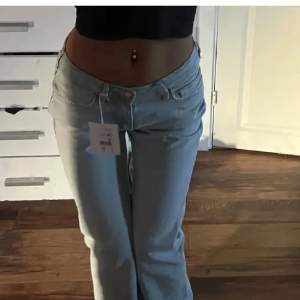 Säljer dessa helt nya lågmidjade jeans, prislapp kvar (nypris är 599kr!). Storlek 24/32, jag är 169cm för referens och dom sitter bra☺️