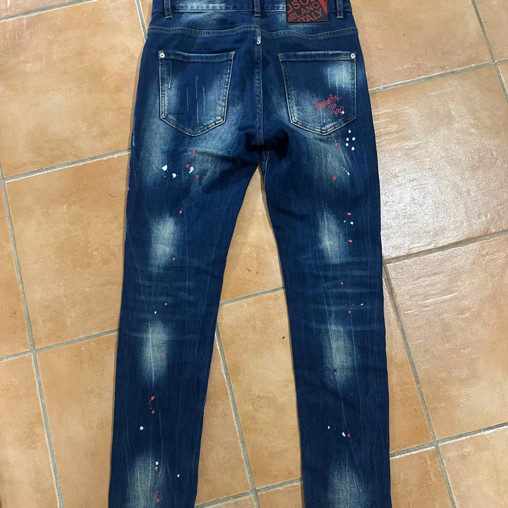 Snygga mörk blå Dsquard2 jeans italy Milano. Lite använd. (Pris kan diskuteras, skriv för fler funderingar.). Jeans & Byxor.