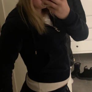 Juicy tröja - Hej, ja säljer en juicy tröja i färgen night sky och i stl S. Dragkedjan är lite rostig och har tappat lite färg. Bara använd några gånger och är i bra skick. Vill du ha mer bilder/information skriv till mig. på Dm.