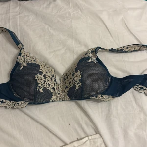 Blå bh från intimissimi🥰 - Jätte snygg push up bh från intimissimi! Säljer endast för den är för liten. Blå med vit spets och reglerbar storlek🤩köpt för 500 säljer för 250 🥰